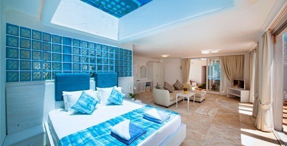 Deluxe Pool Room